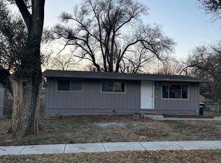 601 Valley Dr, Lansing, KS 66043