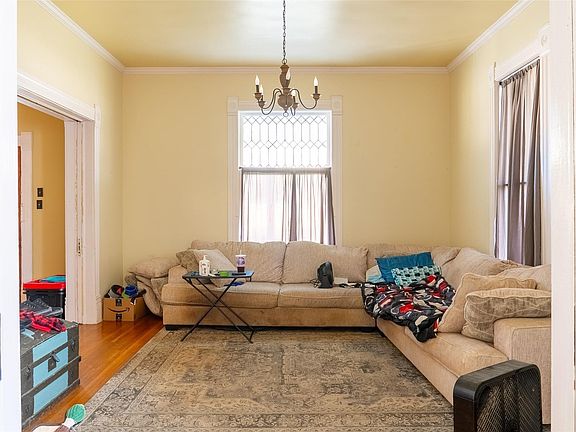 4th image of 401 Hanover St