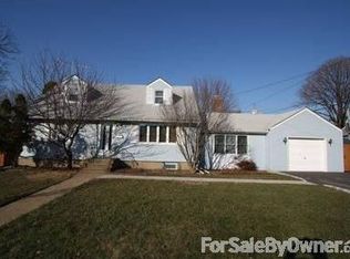 14 Birchwood Ln, Hicksville, NY 11801