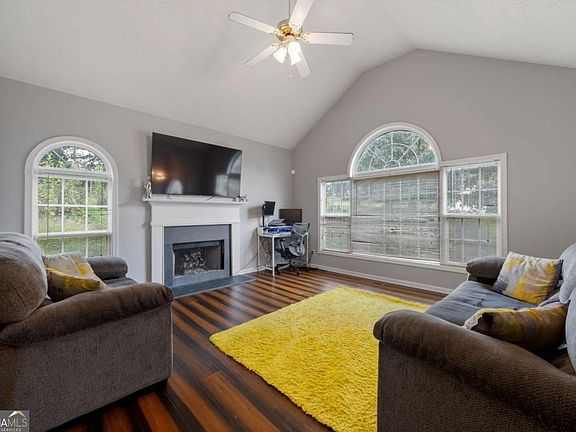 3rd image of 227 Diamond Ct