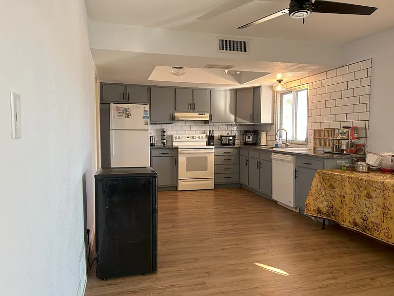 2351 W Emelita Ave — Photo 6