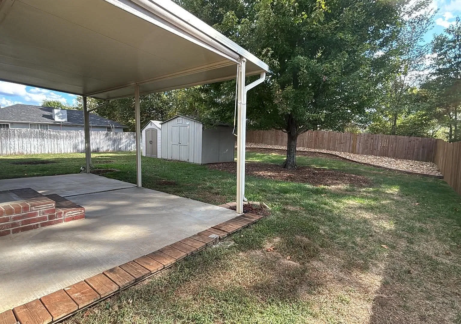Cute 3 Bedroom 2 Bathroom 2 Car Garage Home available NOW!! — Photo 2