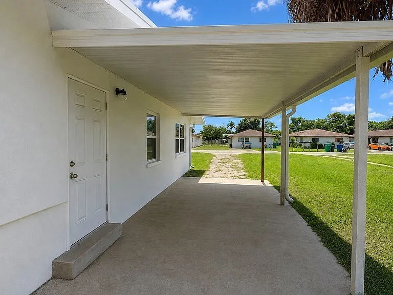 559 Wood Ave — Photo 1