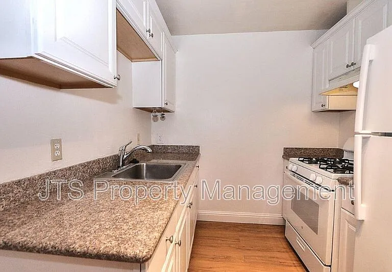 5302 Gordon Dr — Photo 2