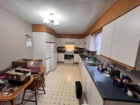 3rd image of 9 Frenchs Road
