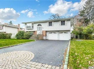 162 Stuyvesant Rd, Oakdale, NY 11769