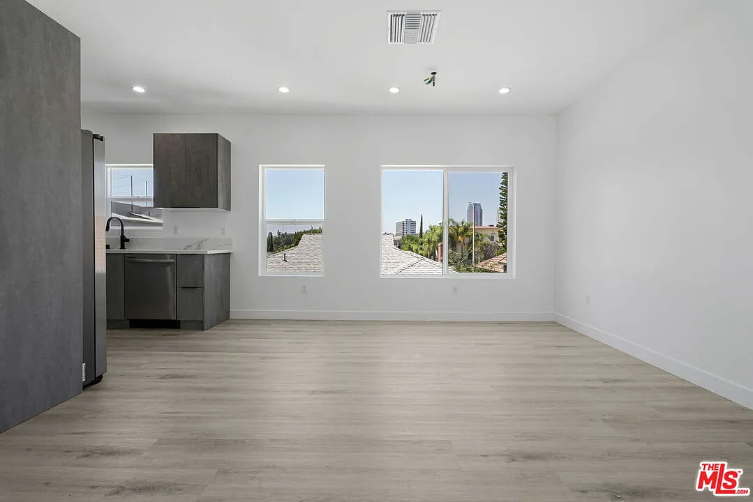 2 bed, 2.0 bath, 800 sqft, $4,100 — Photo 1
