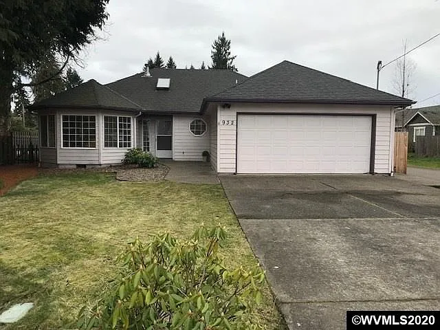 932 Orchard St N photo 1