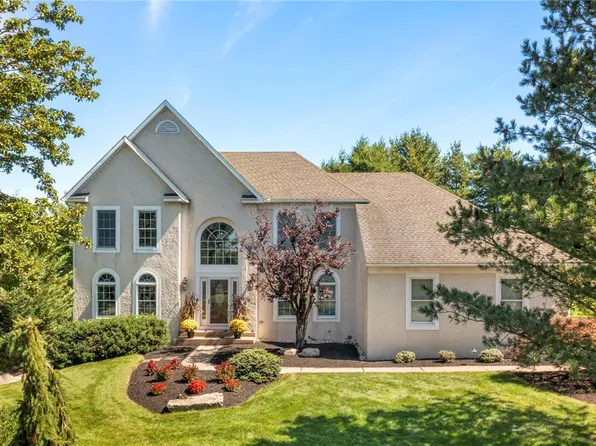 5221 Aberdene St, Center Valley, PA 18034