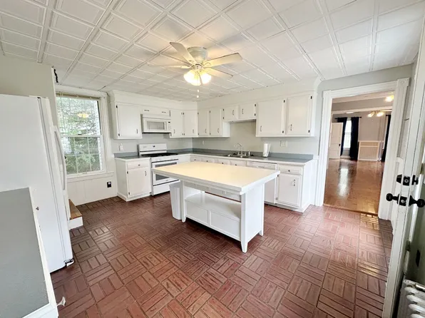 70 Washington St, Leominster, MA 01453