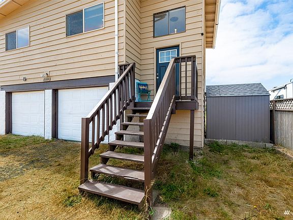 3rd image of 557 Canal Dr NE