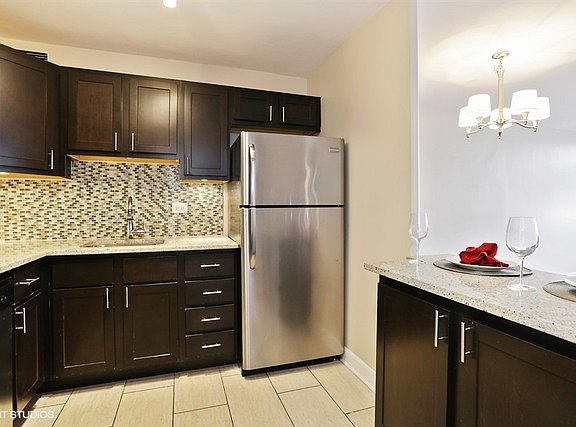 4th image of 555 W Cornelia Ave APT 607