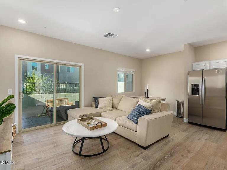 2268 W Laurie Ln — Photo 6