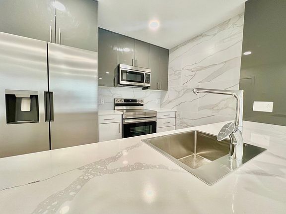 4th image of 4900 Spruce St #315