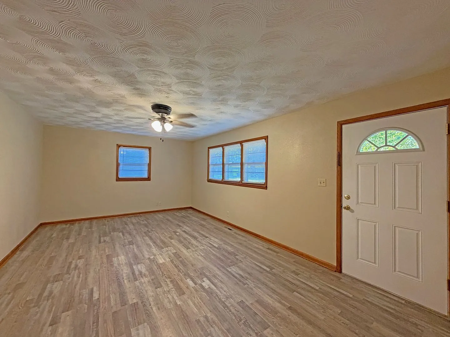 Cute & Clean Duplex Available Now! — Photo 2