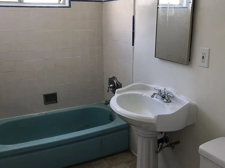 1560 N Hobart Blvd — Photo 5