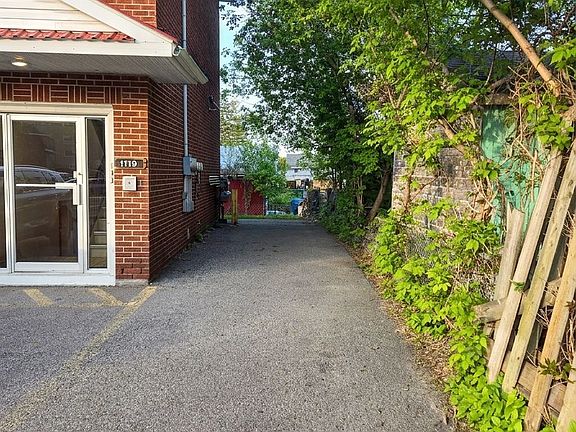 3rd image of 1119 Merivale Rd