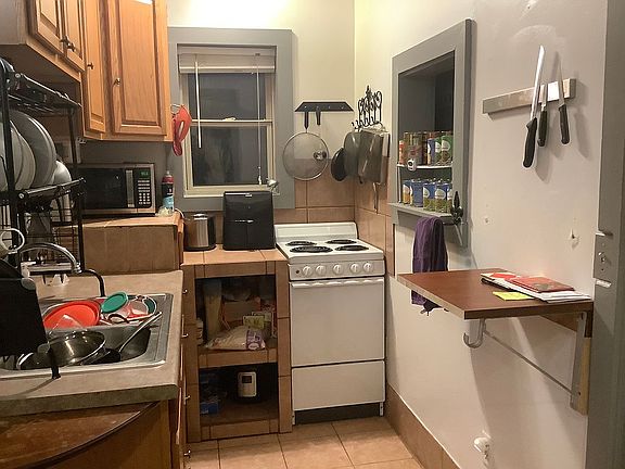 Shelf under knives collapses