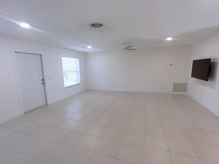1260 Manor Dr — Photo 10