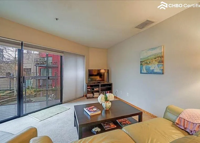 810 NW Naito Pkwy #F00 — Photo 3