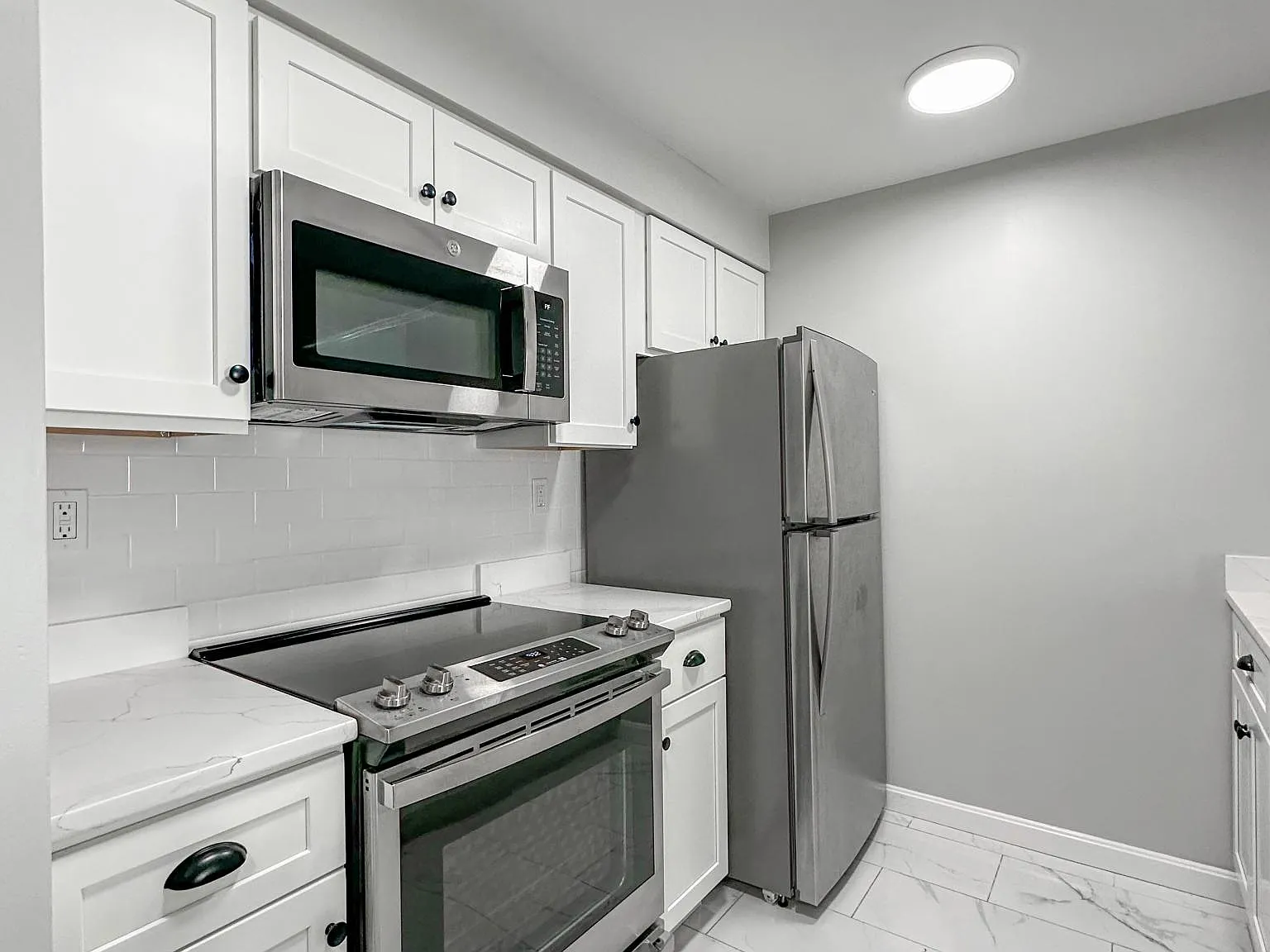 2 bed, 700 sqft, $4,100 — Photo 3