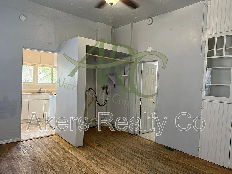 2 bed, 1.0 bath, 807 sqft, $1,073 — Photo 3