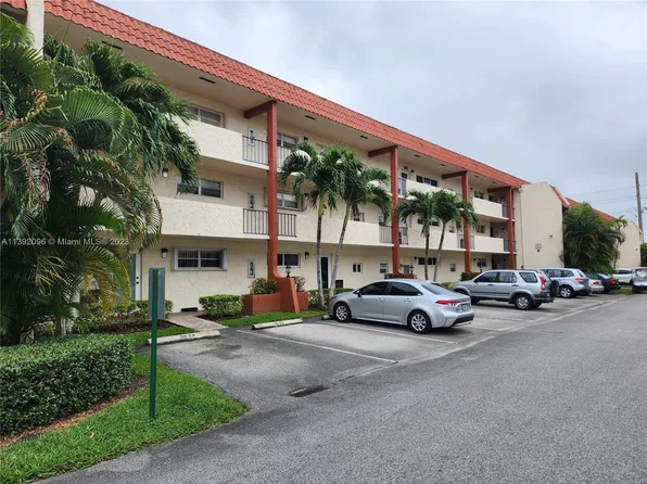 8960 S Hollybrook Blvd APT 302, Pembroke Pines, FL 33025