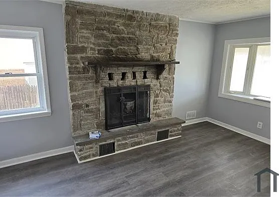 4 bed, $2,700 — Photo 1