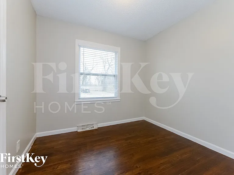 210 Berry Ave — Photo 11