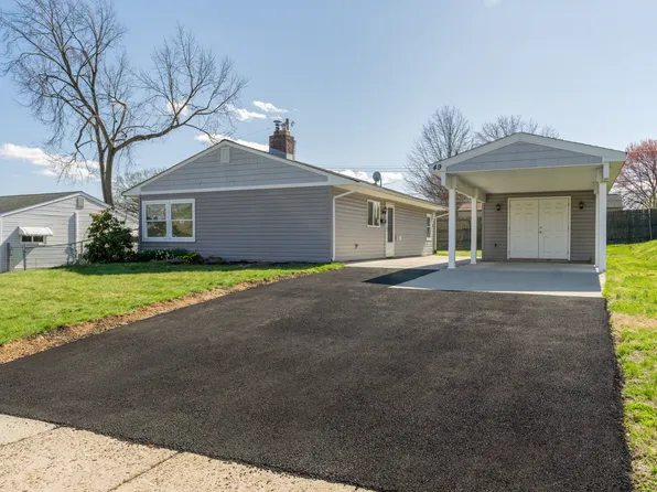 49 Mistletoe Ln, Levittown, PA 19054