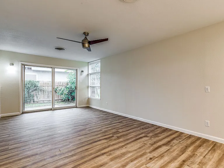 511 E Hathaway Dr — Photo 13
