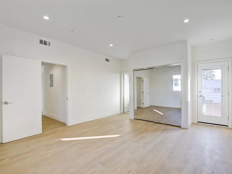 5639 Riverton Ave — Photo 14