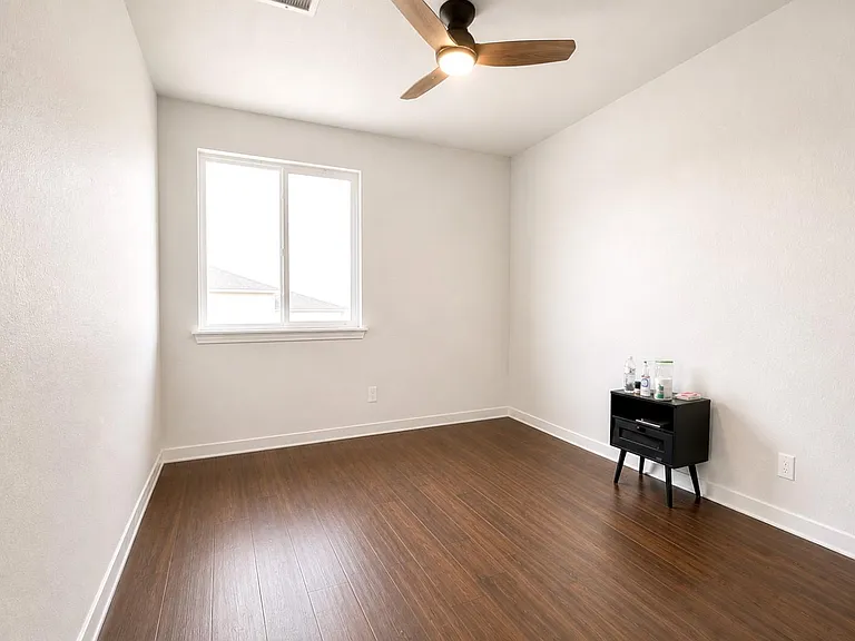 402 Crater Lake Dr — Photo 16