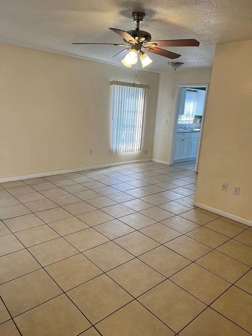 Great Location in the center of Port Charlotte — Photo 3