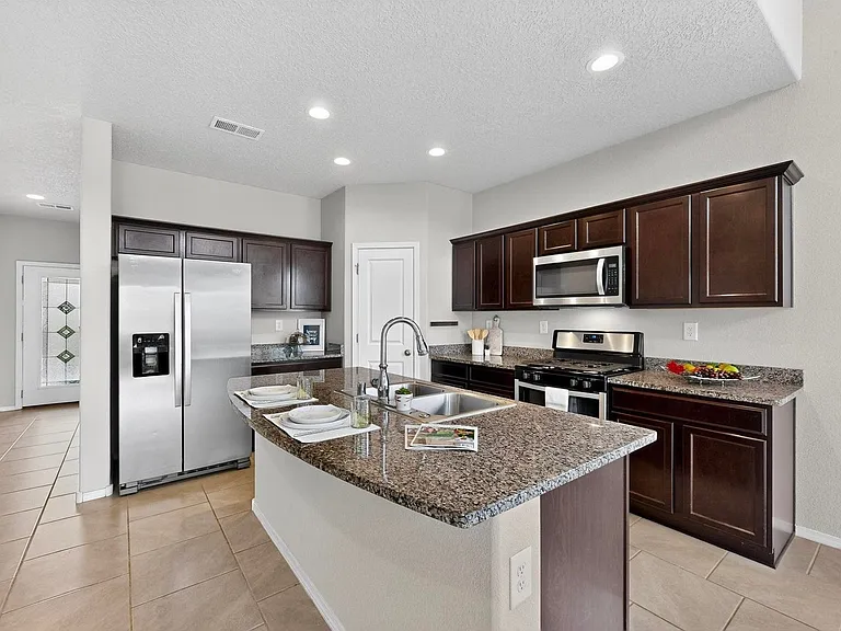 4345 Skyline Loop NE — Photo 3