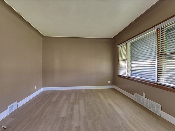5th image of 1027 Burlington St