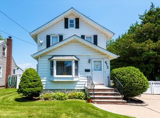 472 S 3rd St, Lindenhurst, NY 11757