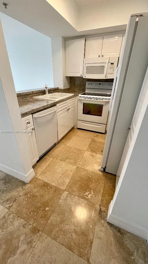 Building Photo - 1800 Sunset Harbour Dr #809