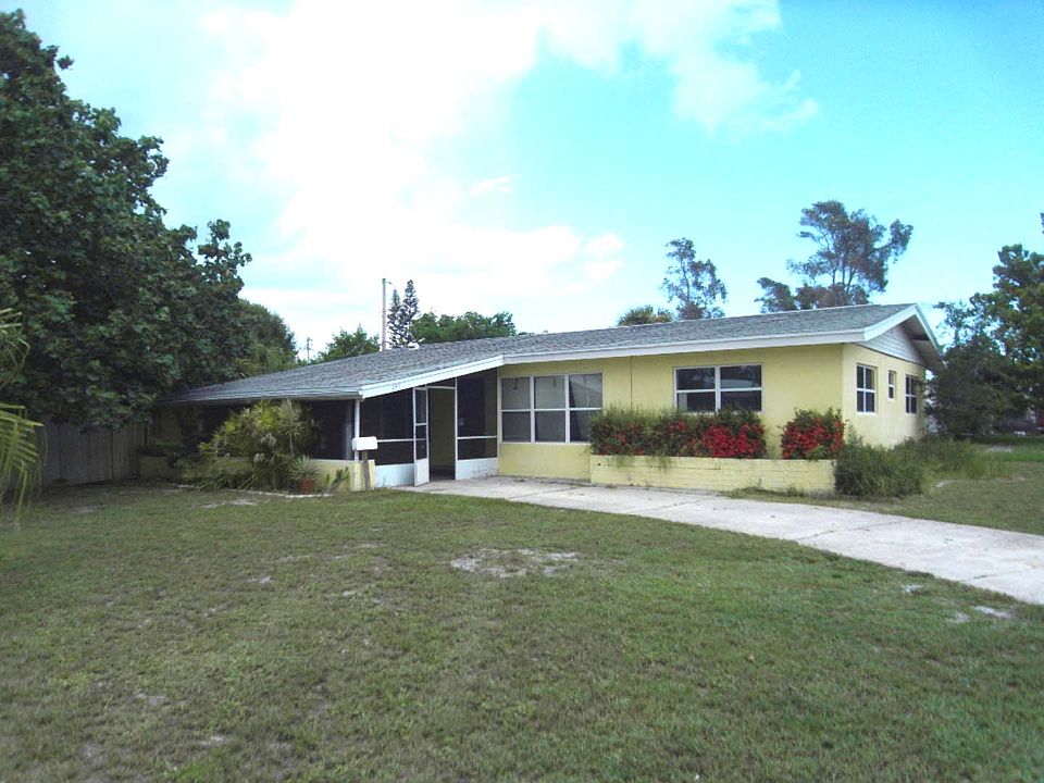 1st image of 243 NE 1st Ct