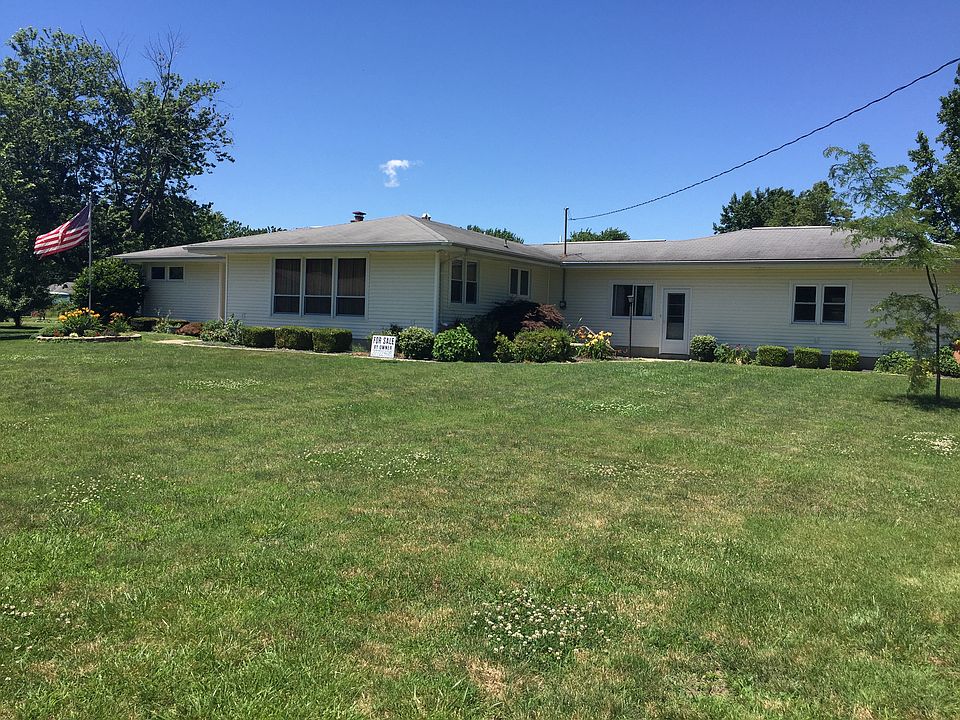 Spacious front lawn!