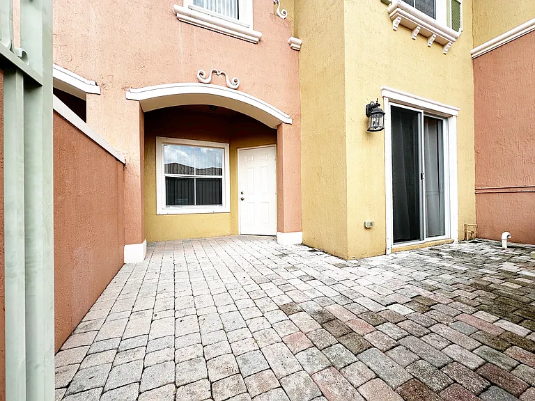 614 SW 106th Ave #1507 — Photo 11