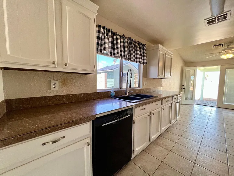 4427 N 102nd Dr — Photo 10