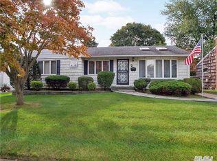 6 Shubert Ln, Bethpage, NY 11714
