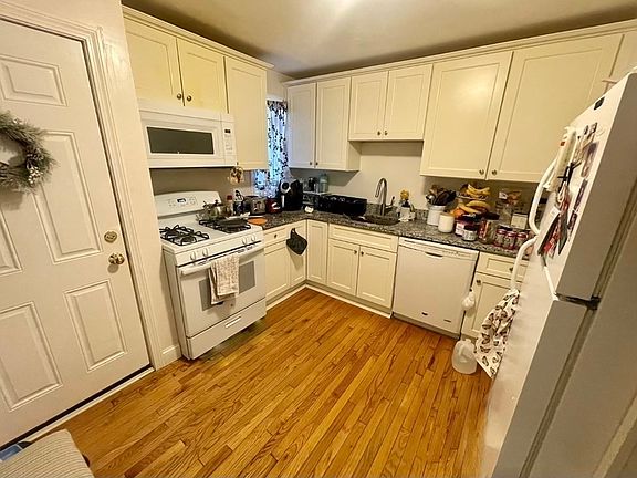 3rd image of 237 Jefferson Ave #1