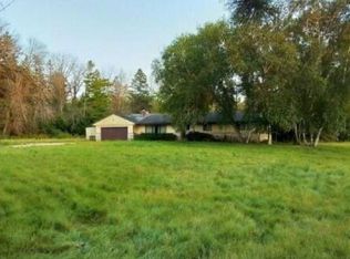 11404 N Pinehurst Cir, Mequon, WI 53092