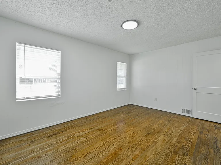 713 NE 34th Ter — Photo 24