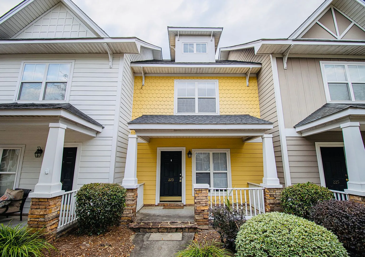 Discover comfortable living in Hampton Forest a charming 2 bedroom, 2.5 bath townhouse — Photo 2