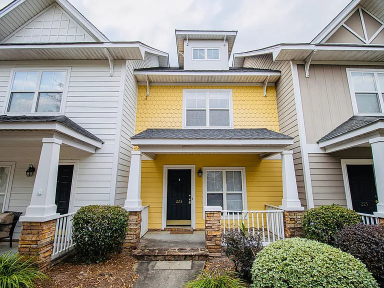 223 Forest Green Dr — Photo 2