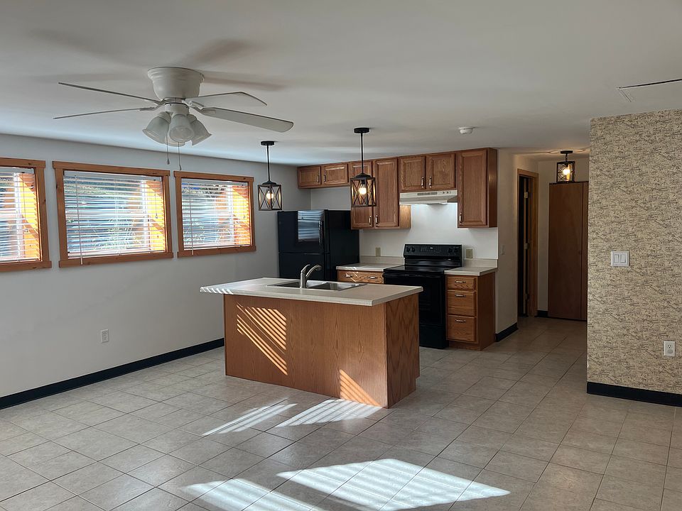 Kitchen with island/eating ledge