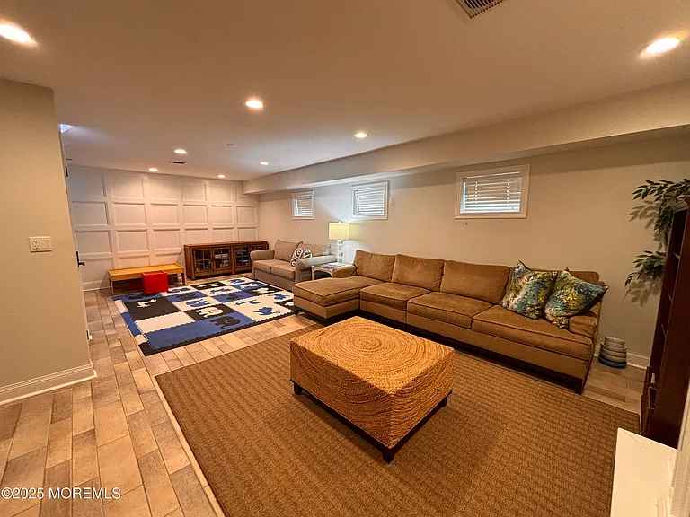 330 Sylvania Ave — Photo 30
